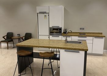 شاليه بجلسة تطل على مسبح خارجي 
