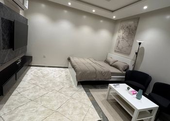 استديو بأثاث مريح وبسيط 
