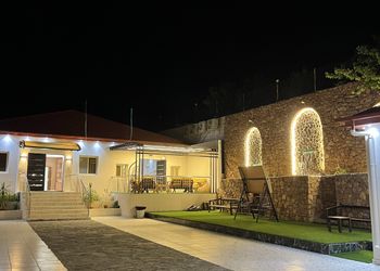 شاليه بجلسة خارجية ومسطح اخضر