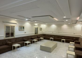 استراحة بمجالس واسعة وفناء خارجي
