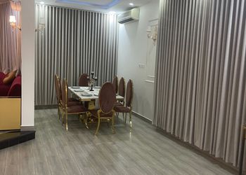شاليه بجلسة خارجية ومسطح اخضر