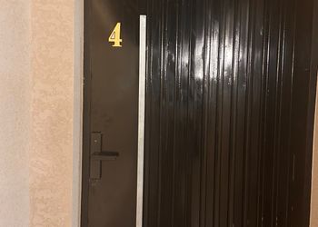 شقة مخدومة غرفتين نوم وصالة