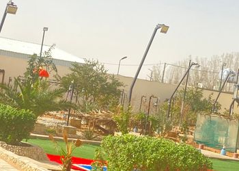 استراحة بألعاب أطفال وملعب كرة 