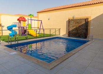 شاليه بمسطح اخضر ومسبح