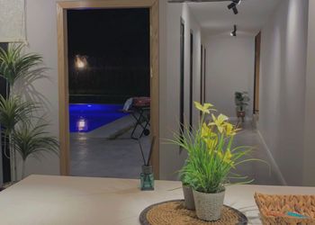 شاليه بتصميم انيق و مسبح خارجي