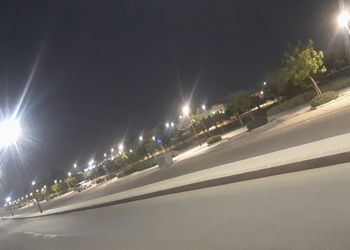 شقة بصالة مريحة وثلاث غرف نوم 