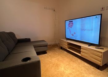 شاليه بجلسة خارجية ومسطح اخضر