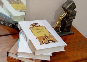 استديو بأثاث مريح وبسيط 