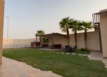 شاليه بمسطح اخضر ومسبح 