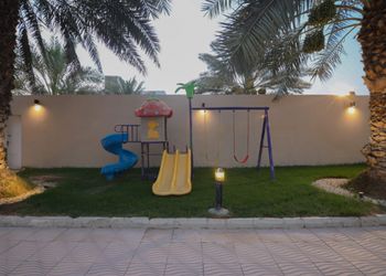 شاليه بمسطح اخضر و جلسة خارجية