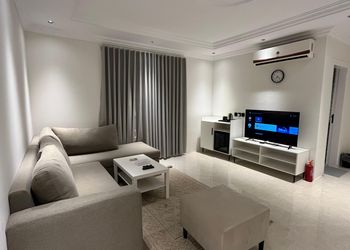 شقة بصالة مريحة وتصميم هادئ