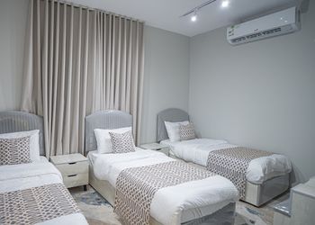 شقة بصالة جلوس وغرف نوم مريحة 