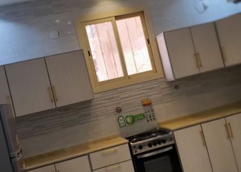 شقة بغرفتين نوم وصالة مريحة 