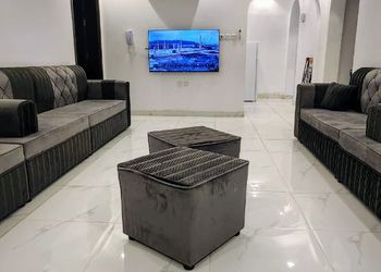 شقة بصالة وثلاث غرف نوم