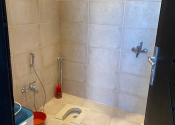 شاليه بمسطح اخضر وجلسة خارجية 