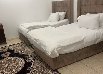 شقة بصالة جلوس وغرفتين نوم