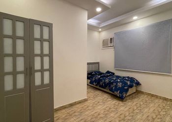استراحة بجلسة خارجية وألعاب اطفال