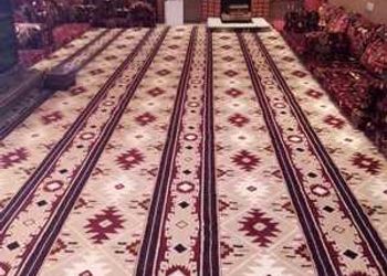 استراحة بجلسه مطله على مسطح اخضر