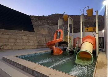 استراحة بمجلس وفناء خارجي 