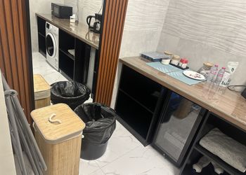 استديو بأثاث مريح وبسيط 