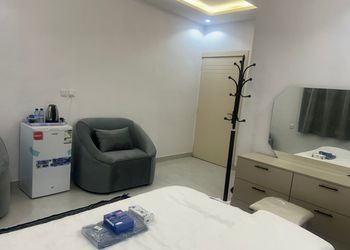استديو بسرير مريح وأثاث بسيط