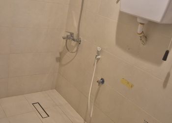 شاليه بمسطح اخضر ومسبحين