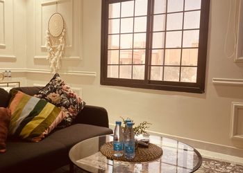استديو بأثاث مريح وبسيط 