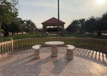 مزرعة بألعاب أطفال ومسطح اخضر