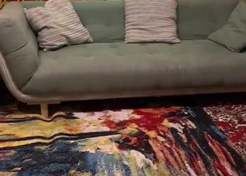 مخيم بألعاب أطفال وبيت شعر 
