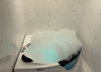 استديو بجاكوزي ودخول ذاتي