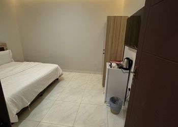 استديو بأثاث مريح وبسيط 