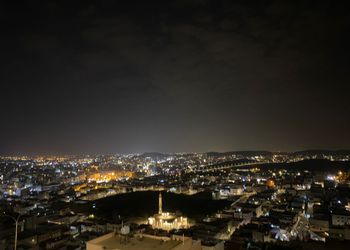 شقة بصالة جلوس وغرفة نوم 