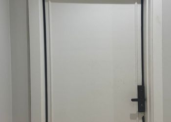 استديو بسرير ماستر وجلسة مريحة 