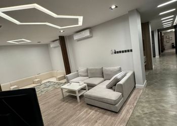 شاليه بمسبح خارجي ومسطح اخضر