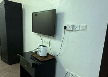 غرفة بسرير ماستر