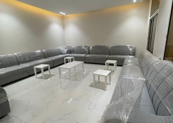 اسطبل بجلسات ومسطح اخضر