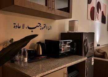 شقة بغرفة معيشة وغرفة نوم 