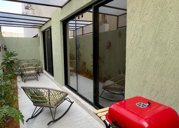 شقة ببلكونة وجلسة خارجية 