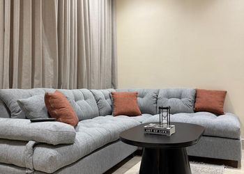 استديو بأثاث مريح وبسيط 