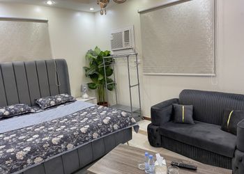 استديو بأثاث مريح وبسيط 