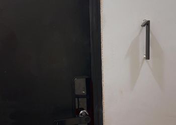 غرفة بسرير ماستر