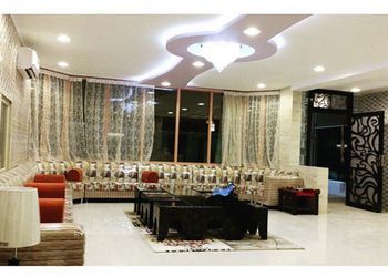 شاليه بمسطح اخضر وجلسة خارجية 
