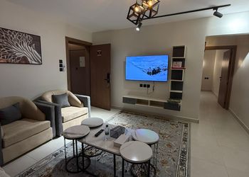 شقة بدخول ذاتي وصالة مريحة 