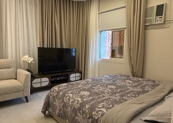 استديو بأثاث بسيط ومريح 