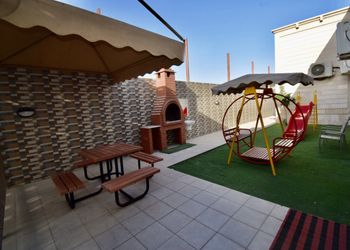 شاليه بجلسة خارجيه وركن شواء