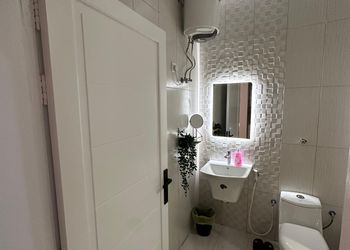 استديو بأثاث مريح وبسيط 