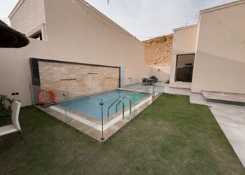 شاليه بمسبح خارجي وجلسة خارجية