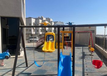 شقة فاخرة بصالة و أربع غرف نوم