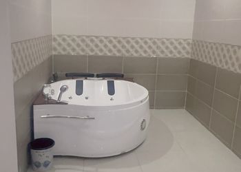 شاليه بمسطح اخضر ومسبح 
