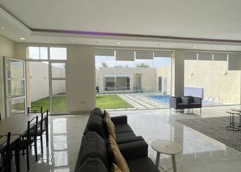 شاليه بمسطح اخضر ومسبح
